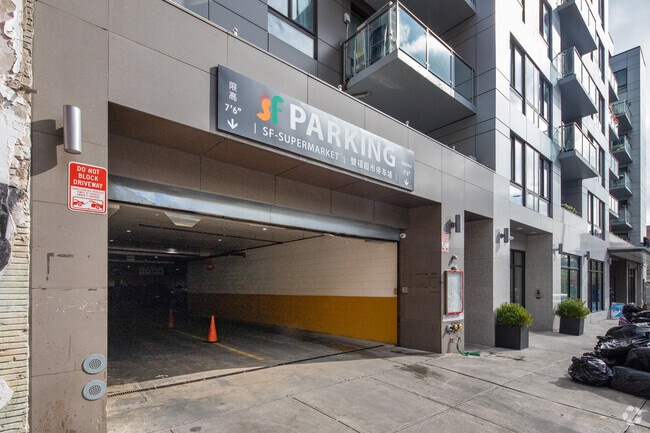 Photo - Elmhurst Plaza