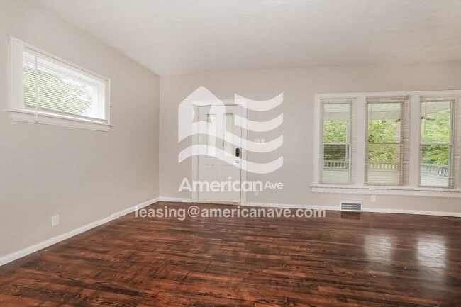 Photo - 128 Hollinger Ave