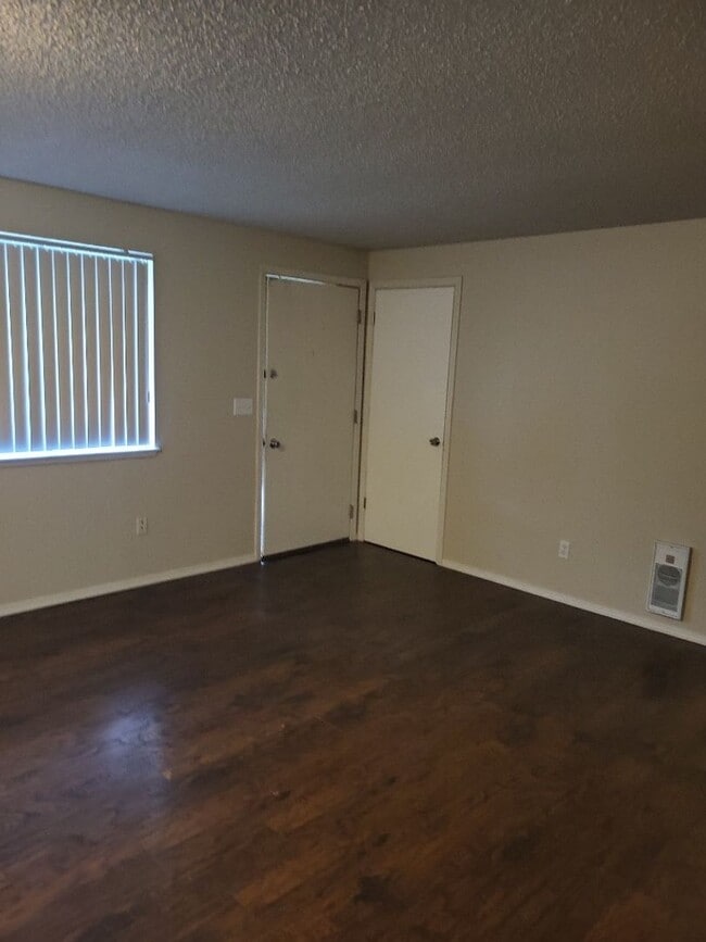 Photo - Detached Garage and fenced patio area-Pets Welcome! Unidad 2815 I