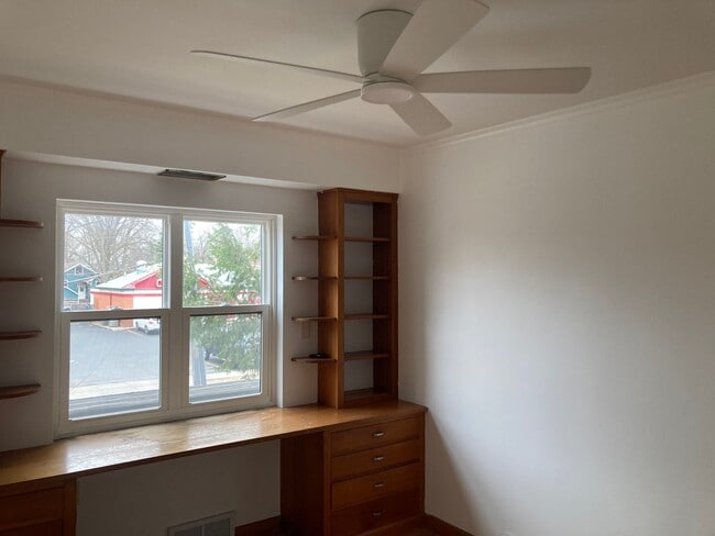 room 1 - 936 42nd St Unit A