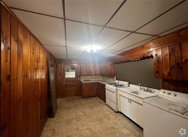 Building Photo - 418 Coffeen St Rental
