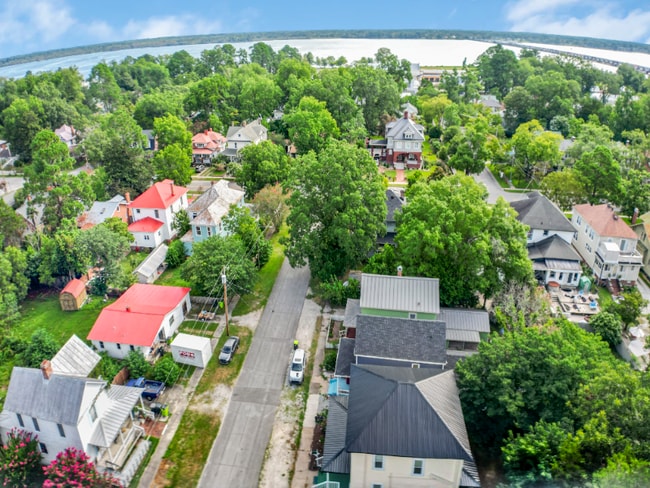 Photo - 511 Blades Ave