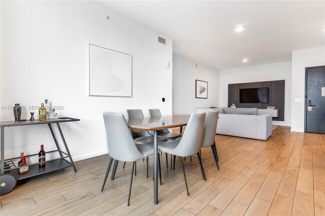 Photo - 398 NE 5th St Unidad 1901