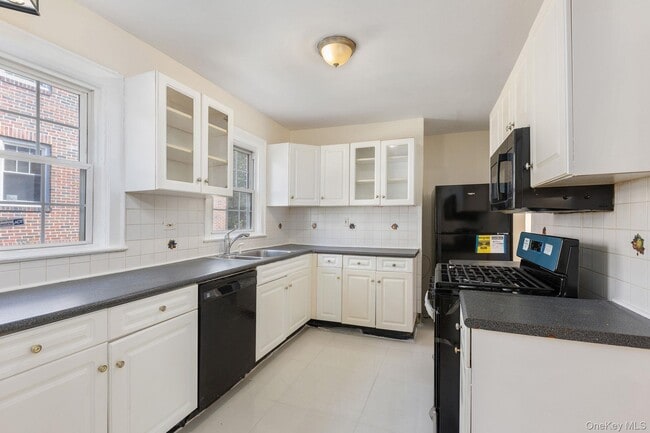 Photo - 460 E 5th St