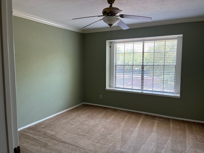 Building Photo - 4444 Victory Dr Unit 1302