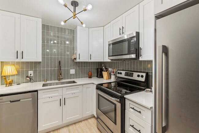 Building Photo - 1723 Robb St Unit #55