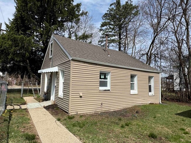 Photo - 2824 School St