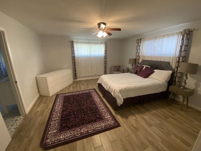 Photo - 5566 Beechnut St