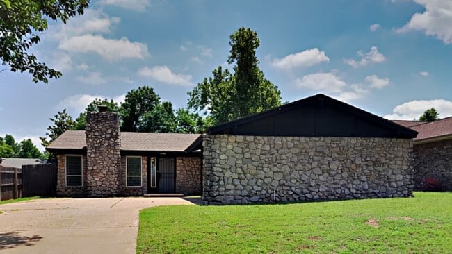 Photo - 3 Bedroom 2 Bathroom Home near Chisholm Creek, Quail Springs, and Highway 74 & the turnpike
