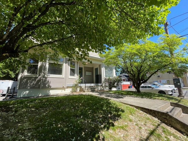 Building Photo - Beautiful Newly Remodeled Unit 2