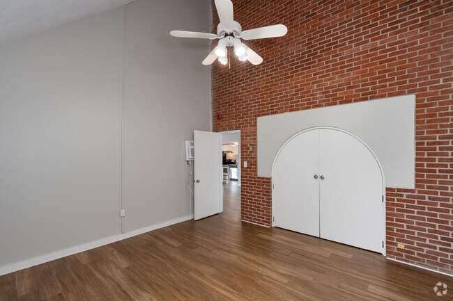 2BR, 1BA - 831SF - Primary Bedroom