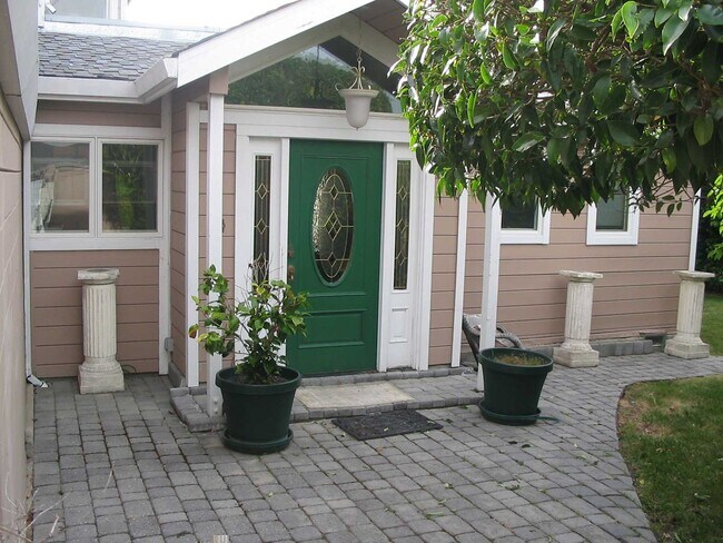 230 DIVISO ENTRANCE - 230 Diviso St