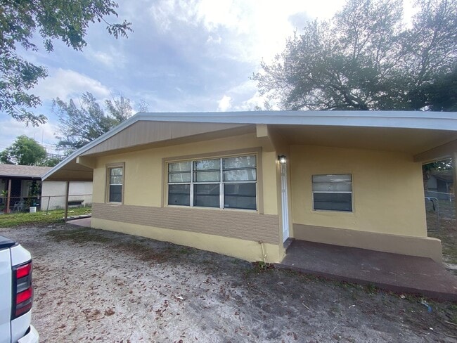 Building Photo - Updated 4/2 house with a private yard! Section 8 welcome!