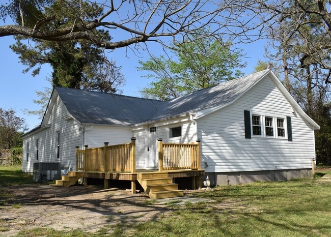 Charming 3-Bed, 2-Bath Farmhouse in Fuquay... - Charming 3-Bed, 2-Bath Farmhouse in Fuquay...