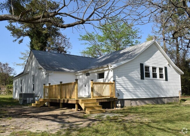 Building Photo - Charming 3-Bed, 2-Bath Farmhouse in Fuquay...