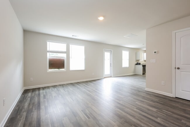 Photo - 161 Evvalane Dr