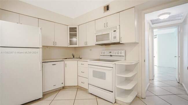 5555 Collins Ave Unit 14T