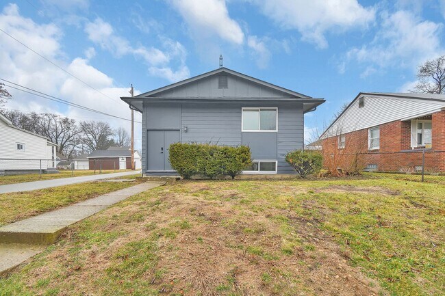 Photo - Freshly Renovated Duplex. Upstairs and Downstairs Units Available Now. Schedule a Schedule Today! Unidad A