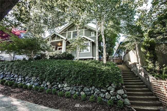 Stunning Queen Anne Craftsman! - Stunning Queen Anne Craftsman! House