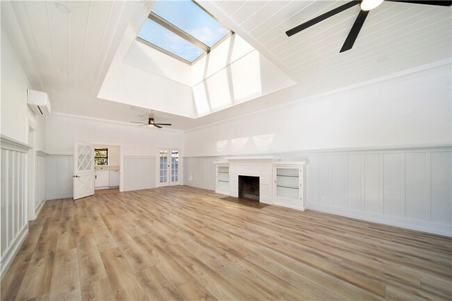 Photo - 1175 Glenneyre St