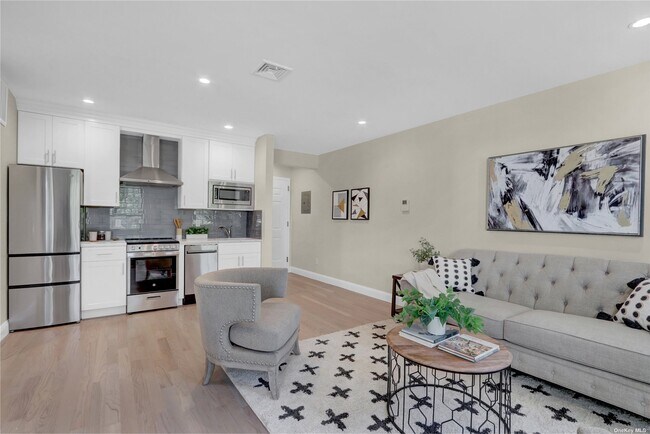 Photo - 608 Jericho Turnpike