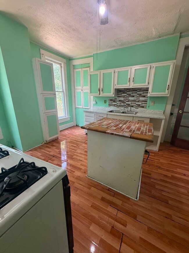 Photo - 353 Woodlawn Ave