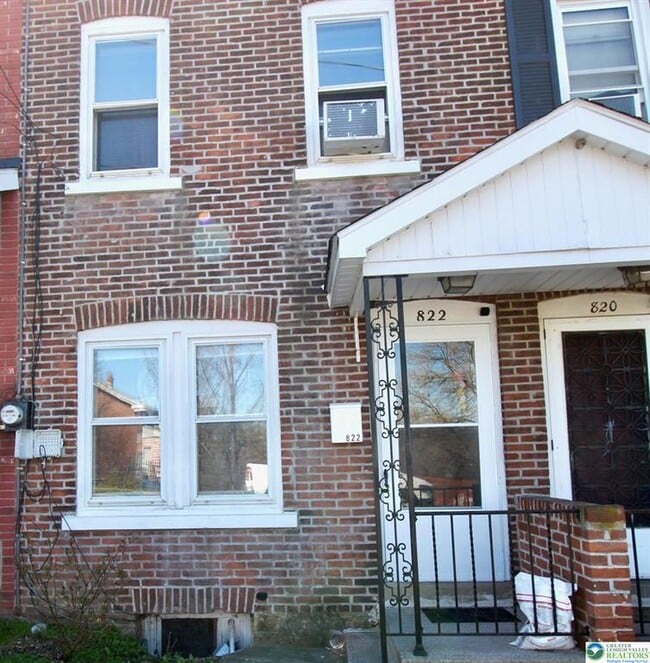 Building Photo - 822 E 8th St