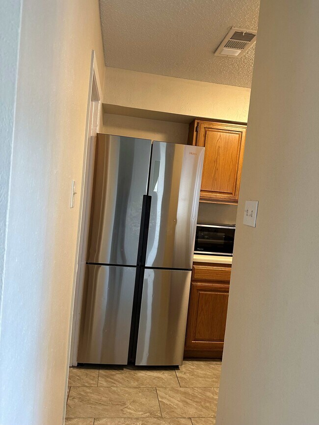 fridge/kitchen - 1909 Chasewood Cir Unidad 214