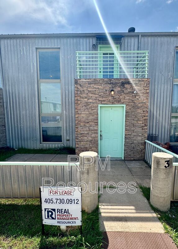 Building Photo - 300 Summit Ridge Dr
