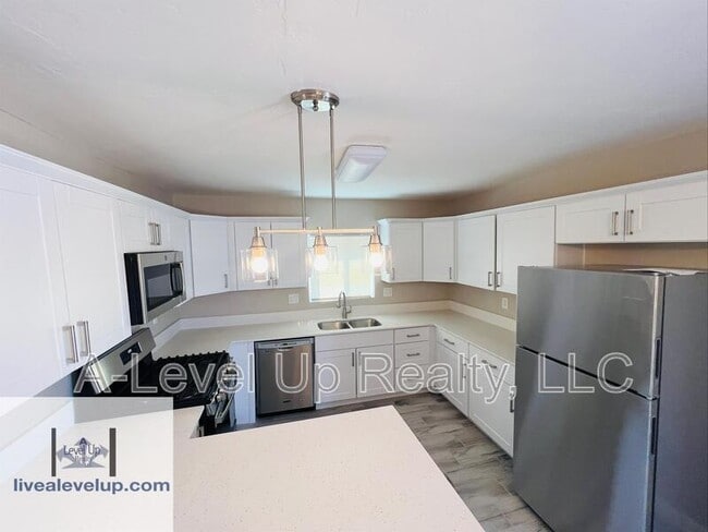 Photo - 402 E 33rd St