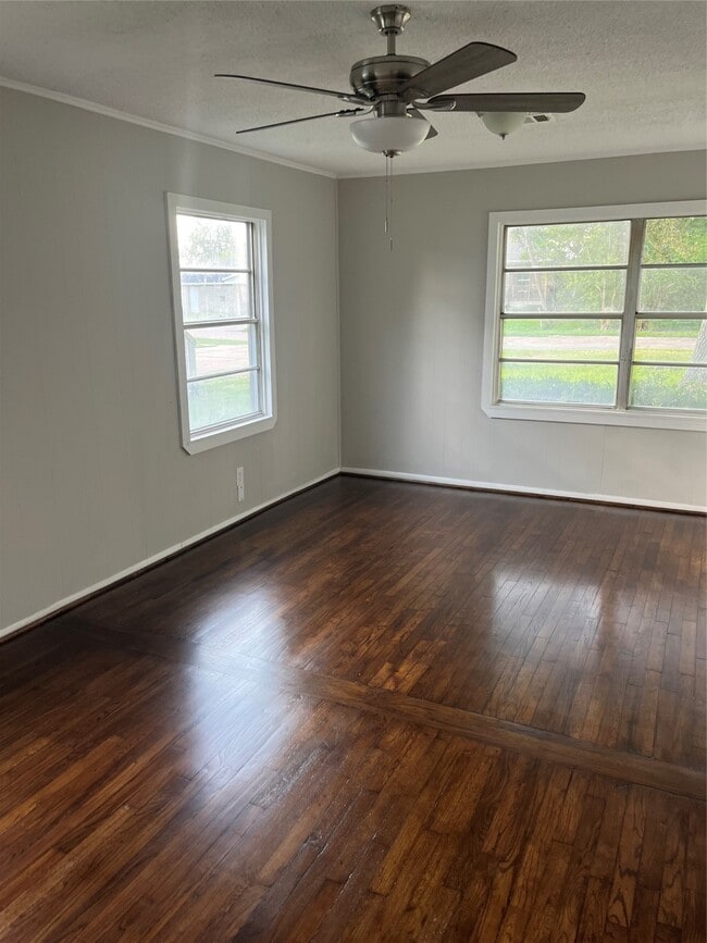 Photo - 7202 Carver Ave