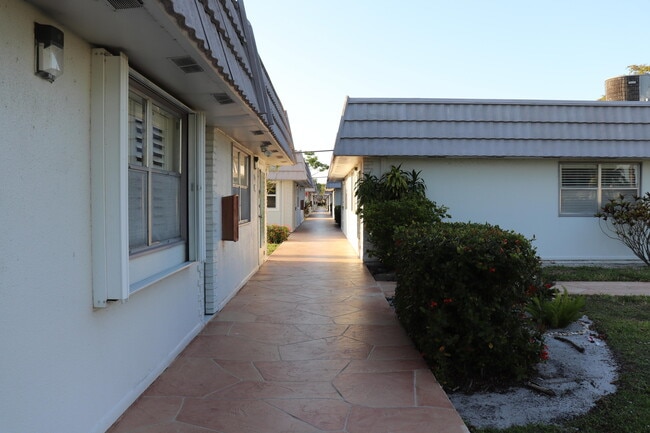 Photo - 147 Valencia Blvd House