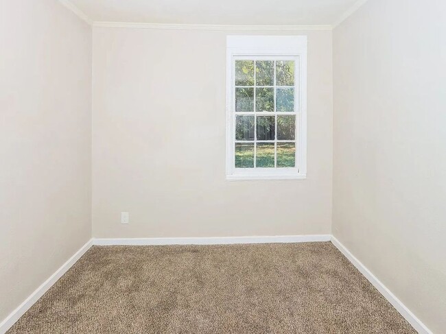 Photo - 211 Meadowdale Dr