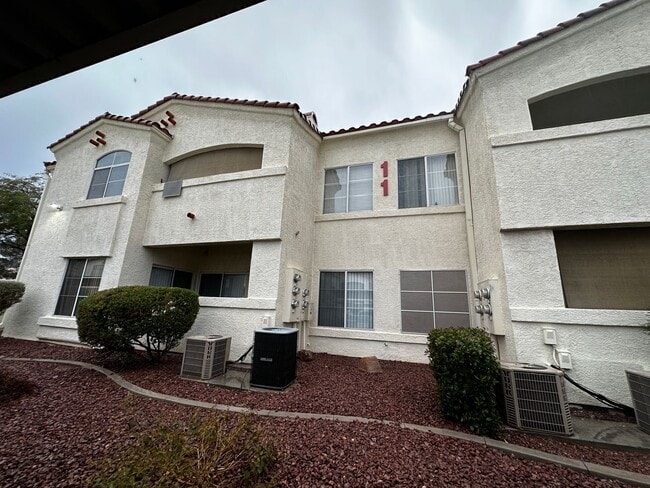 Building Photo - Henderson First Floor Condo - In Gated Community With Pool.