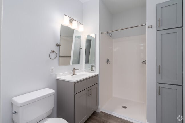 2BR, 2BA - 928SF - Bathroom