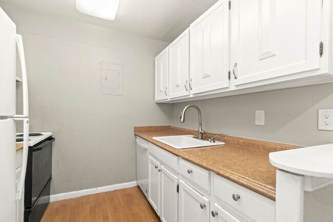 Photo - 1200 Golden Cir