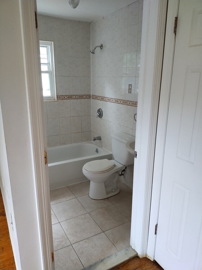 Main Bedroom Bathroom - 23939 148th Ave Unit 2