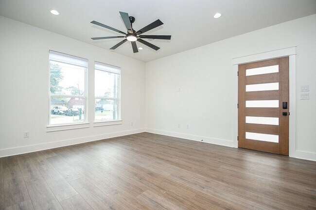 Photo - 4101 Victoria