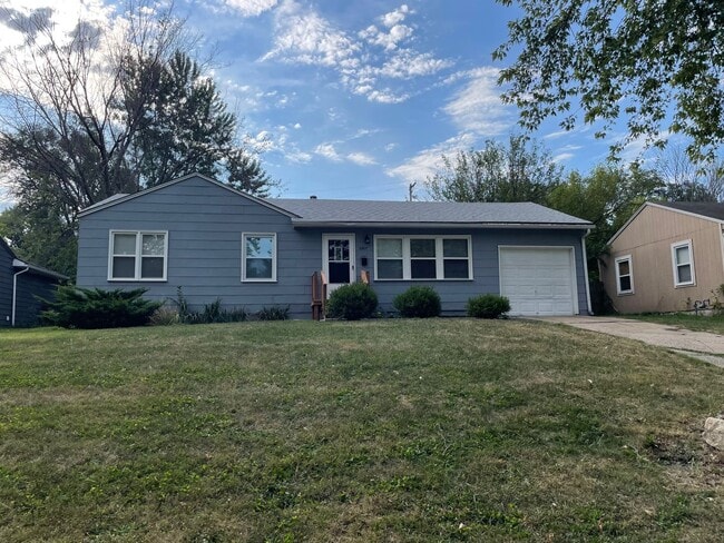 Charming 3-Bedroom Home with Spacious Fenc... - Charming 3-Bedroom Home with Spacious Fenc...