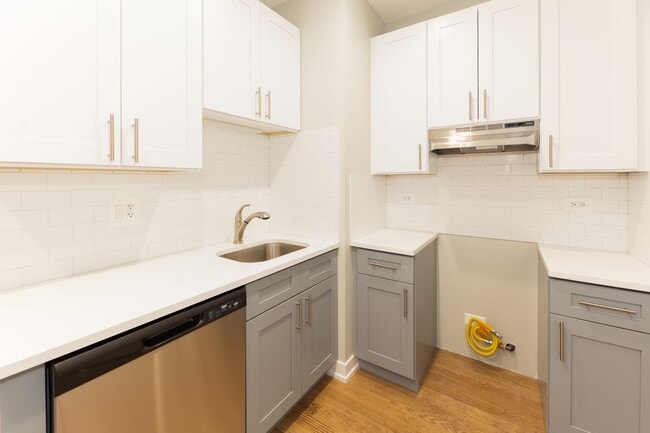 Photo - 429 W Surf St Unit 1A