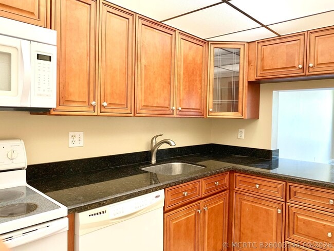 Building Photo - 2312 S Cypress Bend Dr Unit 209