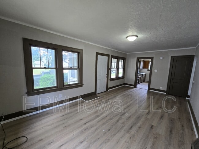 Photo - 947 Newton St