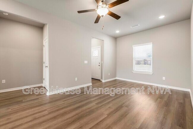 Photo - 210 Williams ct