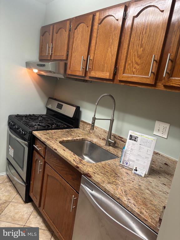 Building Photo - 5807 Cove Landing Rd Unit 204