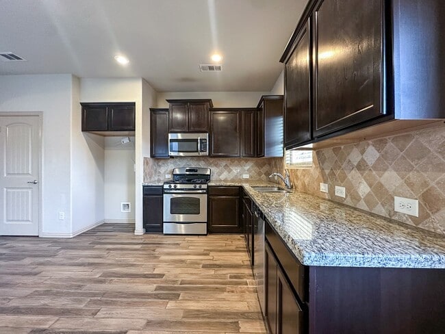 Photo - 7206 Raphael St