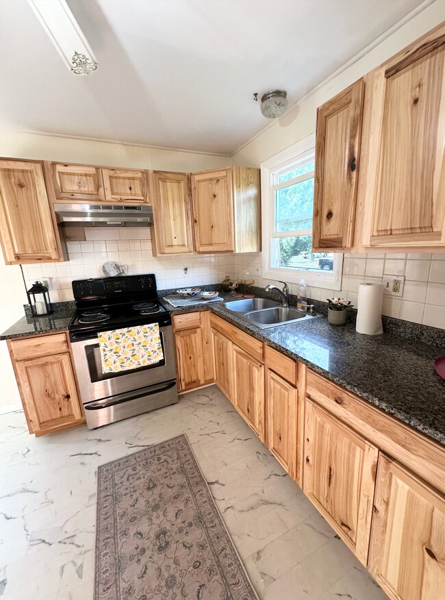 Kitchen - 91 Faith St Unit 91