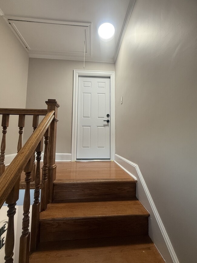 Building Photo - 260 Gainsborg Ave E Unit #2