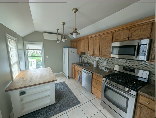 Photo - 208 Grove St