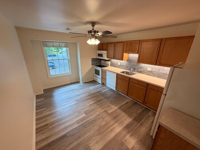 Photo - 2 Bedroom, 1 Bath, Spacious Apartment For Rent with Washer and Dryer Unit 83C