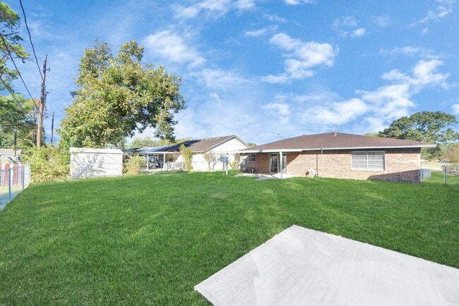 Building Photo - 1122 Un Vly Dr